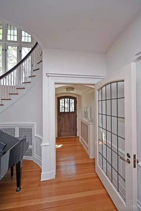 Entry Way - 1 Beech Crest Ln, Cincinnati, OH 45206 photo 1 of 4