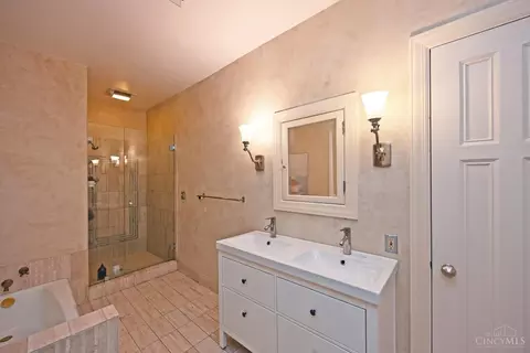 Bath - 1 Beech Crest Ln, Cincinnati, OH 45206 photo 3 of 8