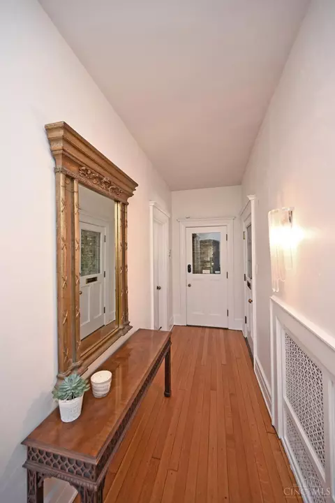Entry Way - 1 Beech Crest Ln, Cincinnati, OH 45206 photo 2 of 4