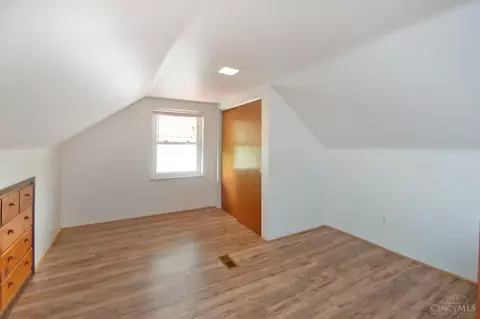 Bedroom - 709 Maple Dr, Reading, OH 45215 photo 9 of 10