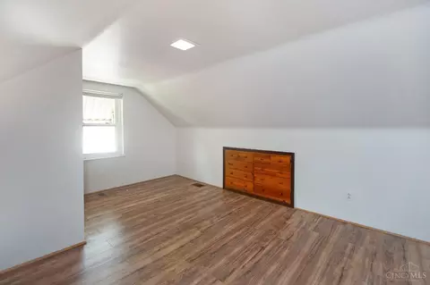 Bedroom - 709 Maple Dr, Reading, OH 45215 photo 8 of 10