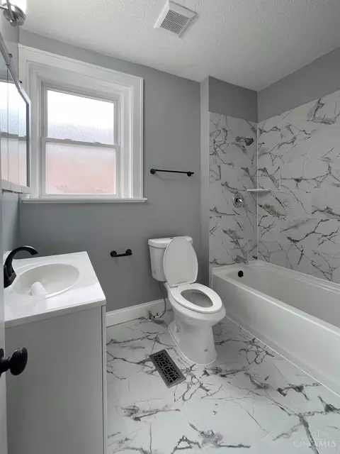 Bath - 1246 Sunset Ave, Cincinnati, OH 45205 photo 1 of 2