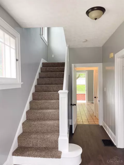 Entry Way - 1246 Sunset Ave, Cincinnati, OH 45205 photo 1 of 4