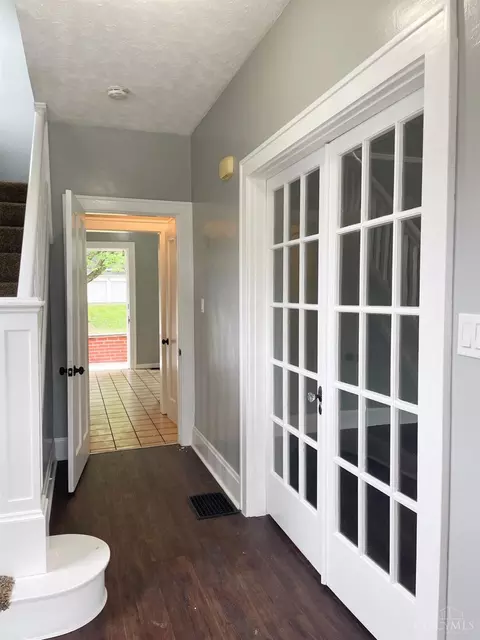 Entry Way - 1246 Sunset Ave, Cincinnati, OH 45205 photo 2 of 4