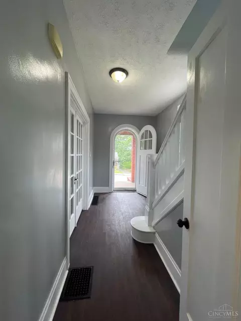 Entry Way - 1246 Sunset Ave, Cincinnati, OH 45205 photo 4 of 4