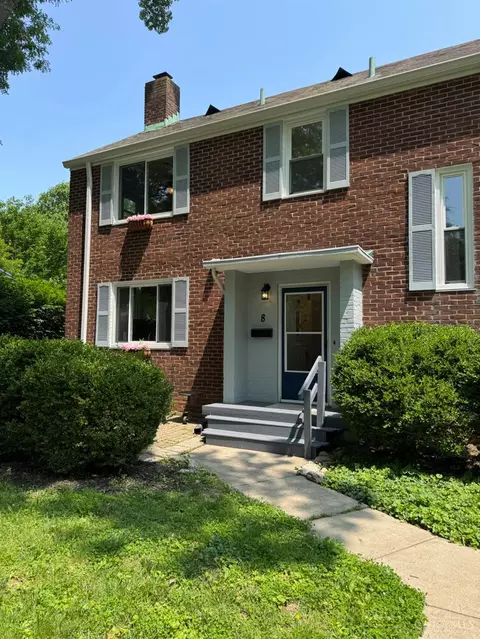 8 Belknap Pl, Greenhills, OH 45218