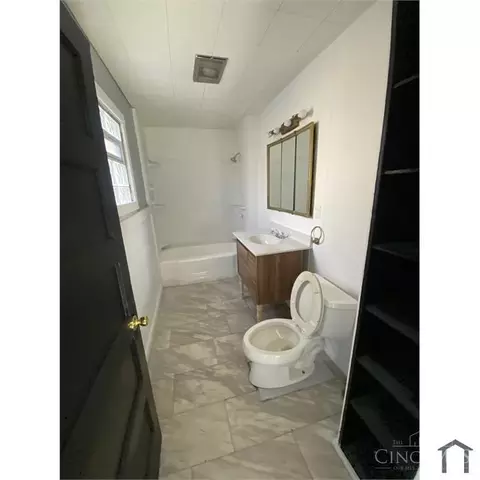 Bath - 2196 Champlain St, Cincinnati, OH 45214 photo 1 of 1