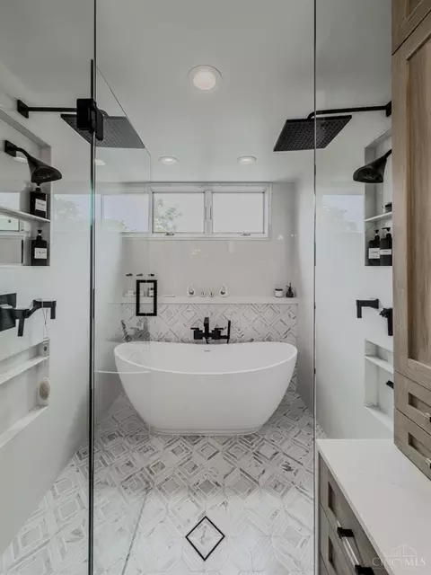 Bath - 463 Strafer St, Cincinnati, OH 45226 photo 3 of 6