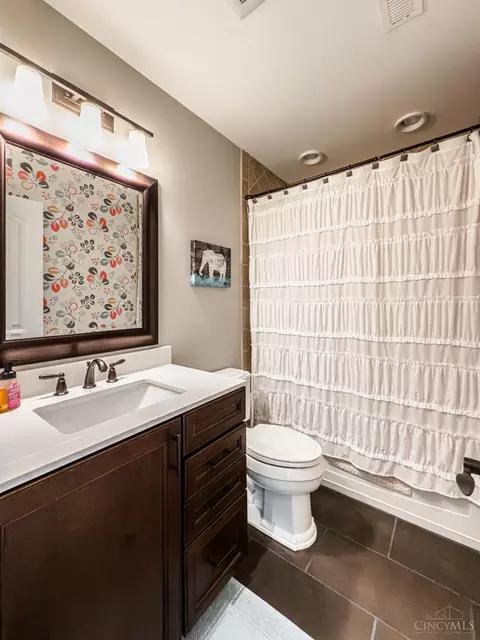 Bath - 463 Strafer St, Cincinnati, OH 45226 photo 5 of 6