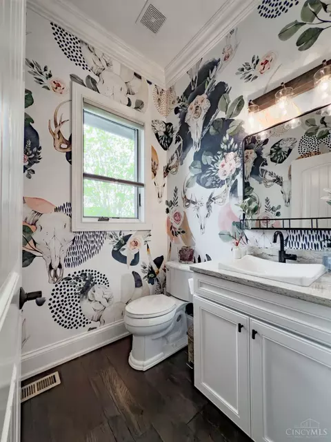 Bath - 463 Strafer St, Cincinnati, OH 45226 photo 2 of 6