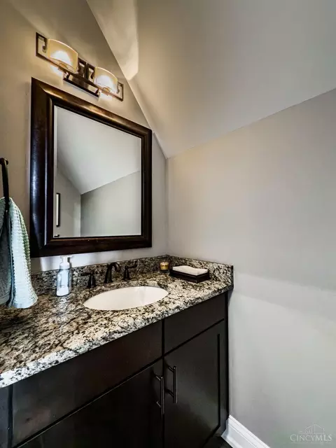 Bath - 463 Strafer St, Cincinnati, OH 45226 photo 6 of 6