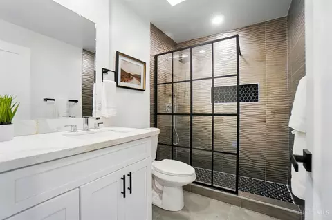 Bath - 4524 Clearview Ave, Cincinnati, OH 45205 photo 1 of 7