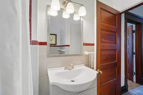 Bath - 3148 Markbreit Ave, Cincinnati, OH 45209 photo 2 of 2