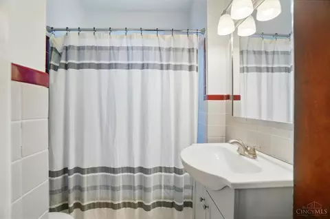 Bath - 3148 Markbreit Ave, Cincinnati, OH 45209 photo 1 of 2