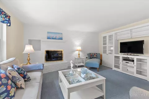 Living - 5672 Cox Smith Rd, Mason, OH 45040 photo 4 of 6