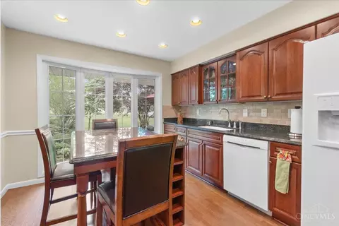 Kitchen - 5672 Cox Smith Rd, Mason, OH 45040 photo 4 of 5
