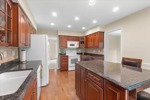 Kitchen - 5672 Cox Smith Rd, Mason, OH 45040 photo 2 of 5