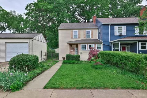 44 Flanders Ln, Greenhills, OH 45218
