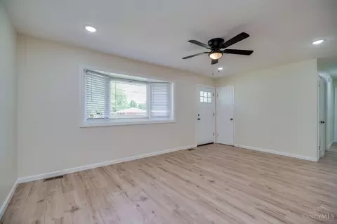 Living - 2389 Aquarius Dr, Cincinnati, OH 45231 photo 3 of 4