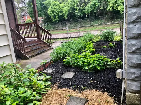 Exterior - 266 Bodmann Ave, Cincinnati, OH 45219 photo 9 of 14