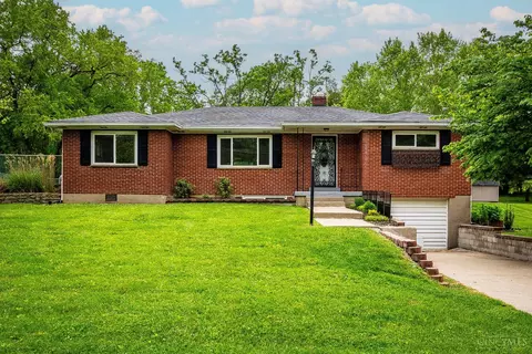 8207 Sunburst Dr, West Chester, OH 45241