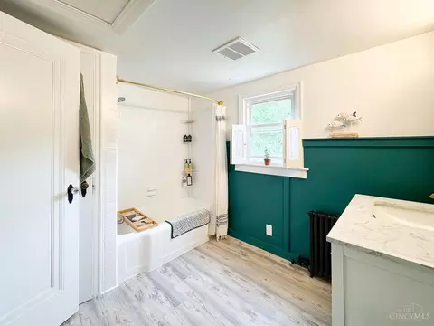 Bath - 6982 Grace Ave, Mariemont, OH 45227 photo 4 of 4