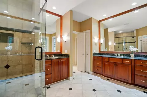 Bath - 1060 River Forest Dr, Hamilton Township, OH 45039 photo 2 of 8