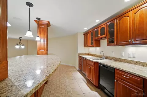 Kitchen - 1060 River Forest Dr, Hamilton Township, OH 45039 photo 9 of 9