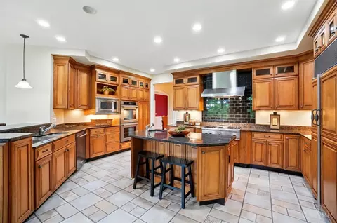 Kitchen - 1060 River Forest Dr, Hamilton Township, OH 45039 photo 2 of 9