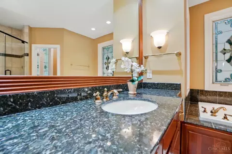 Bath - 1060 River Forest Dr, Hamilton Township, OH 45039 photo 3 of 8