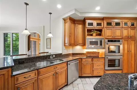 Kitchen - 1060 River Forest Dr, Hamilton Township, OH 45039 photo 7 of 9