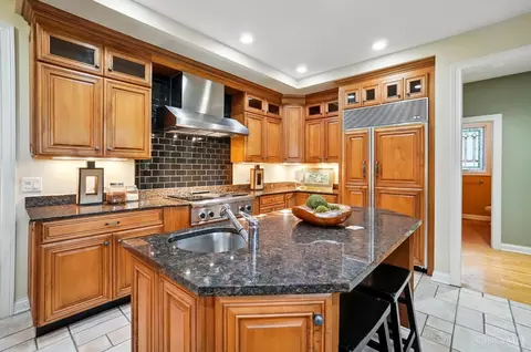 Kitchen - 1060 River Forest Dr, Hamilton Township, OH 45039 photo 4 of 9