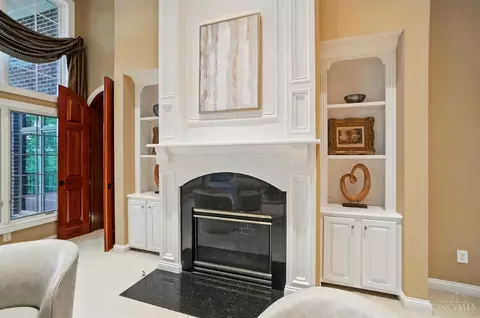 Living - 1060 River Forest Dr, Hamilton Township, OH 45039 photo 4 of 9