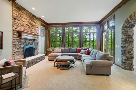 Living - 1060 River Forest Dr, Hamilton Township, OH 45039 photo 6 of 9
