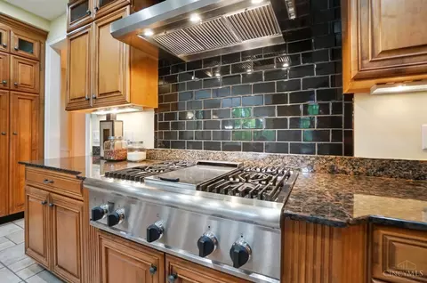 Kitchen - 1060 River Forest Dr, Hamilton Township, OH 45039 photo 6 of 9