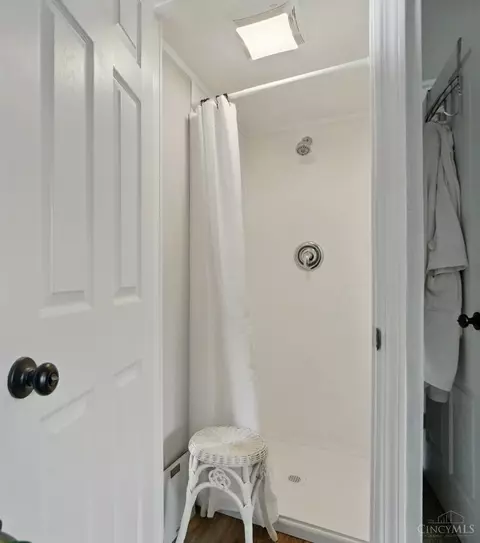 Bath - 3641 Darwin Ave, Cheviot, OH 45211 photo 2 of 3