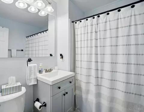 Bath - 3641 Darwin Ave, Cheviot, OH 45211 photo 1 of 3