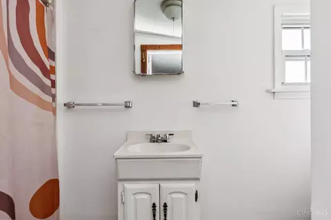 Bath - 2175 Sohn St, Cincinnati, OH 45219 photo 2 of 2