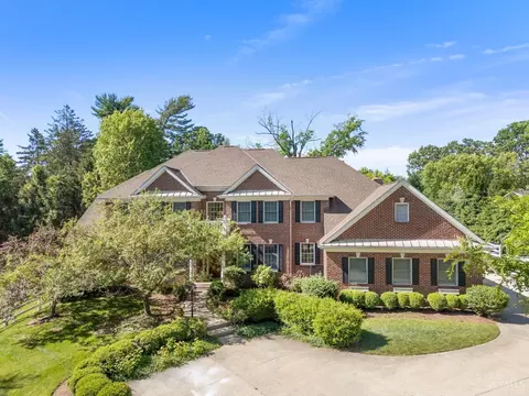 15 Camargo Canyon Dr, Madeira, OH 45243