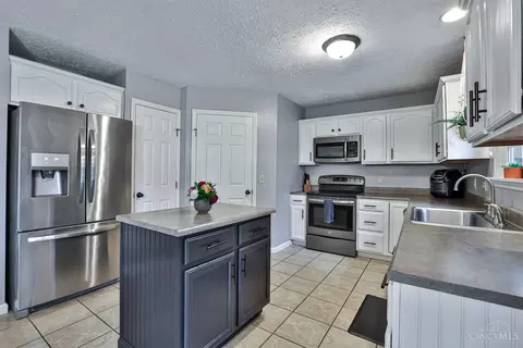Kitchen - 4155 Cannon Gate Dr, Cincinnati, OH 45245 photo 2 of 4