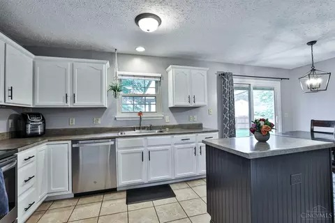 Kitchen - 4155 Cannon Gate Dr, Cincinnati, OH 45245 photo 3 of 4