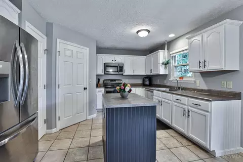 Kitchen - 4155 Cannon Gate Dr, Cincinnati, OH 45245 photo 1 of 4