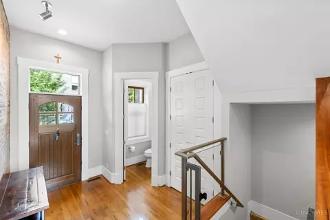 Entry Way - 1333 Pendleton St, Cincinnati, OH 45202 photo 2 of 12