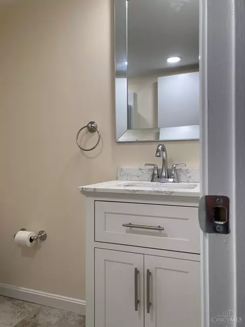 Bath - 456 Leath Ave, Cincinnati, OH 45238 photo 2 of 3