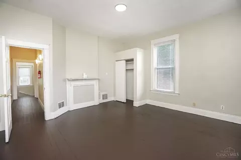 Bedroom - 318 Warner St, Cincinnati, OH 45219 photo 4 of 7