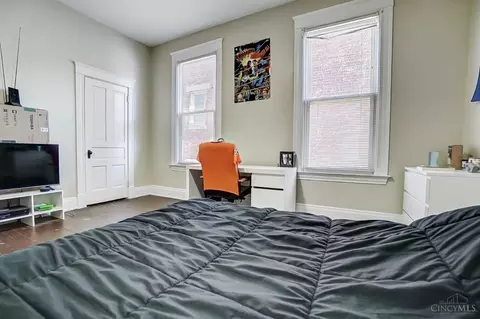 Bedroom - 318 Warner St, Cincinnati, OH 45219 photo 6 of 7