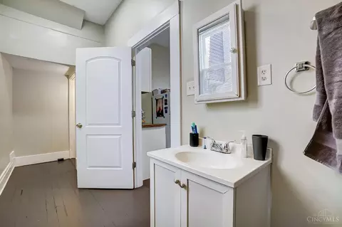 Bath - 318 Warner St, Cincinnati, OH 45219 photo 2 of 4