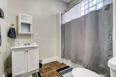 Bath - 318 Warner St, Cincinnati, OH 45219 photo 3 of 4