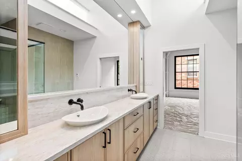 Bath - 530 Reading Rd, Cincinnati, OH 45202 photo 5 of 11