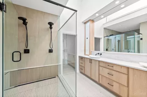 Bath - 530 Reading Rd, Cincinnati, OH 45202 photo 3 of 11